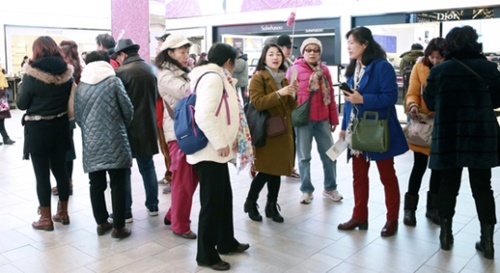 ５日、ソウル中区の新世界免税店に到着した中国人観光客がガイドの説明を聞いている。