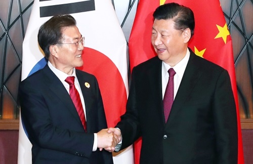 １１月１１日、アジア太平洋経済協力会議（ＡＰＥＣ）首脳会議に出席した文在寅（ムン・ジェイン）大統領と中国の習近平国家主席が、ベトナム・ダナンのクラウンプラザホテルで首脳会談の前に握手を交わしている。（中央フォト）