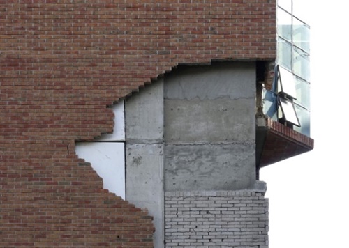 外壁のレンガが崩れ落ちた韓東大学キャンパス。（写真＝建築写真作家キム・ヨングァンさん）