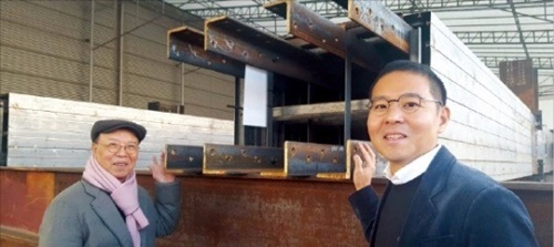 センコアテックのイ・スンファン代表（右）とセン構造研究所の李昌男代表が建築物構造設計の新工法技術を説明している。