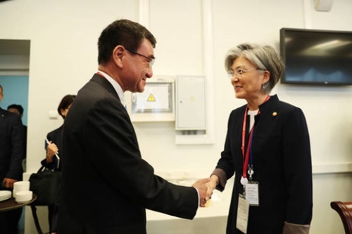 ９月の第３回東方経済フォーラムで河野太郎外相と会談する康京和（カン・ギョンファ）外交部長官。