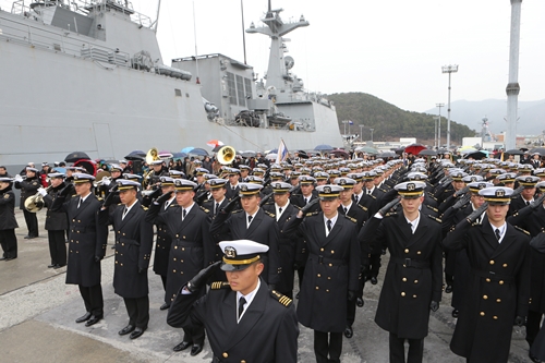 昨年１月、鎮海に戻った２０１５年軍巡航訓戦団の海軍士官学生が家族と同僚に敬礼する姿。