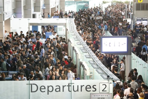 旅行客で混雑している韓国仁川空港。