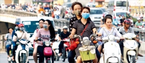 ベトナムが韓国の主要投資先に浮上し、「紅河の奇跡」を書き綴っている。ハノイなど大都市の通勤時間帯はバイクに乗った若者たちで込み合う。（写真＝韓経ＤＢ）