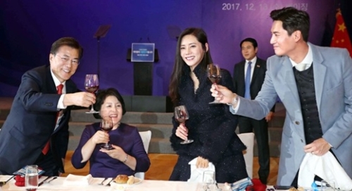 １３日午後、中国国賓訪問の最初の日程として北京ソフィテルワンダ北京で開かれた在中国韓国人との昼食懇談会で、文大統領夫婦が韓中夫婦の女優チュ・ジャヒョンと俳優ユー・シャオグァンと乾杯している。
