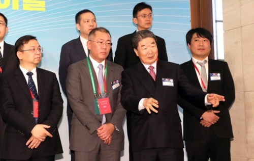 韓中ビジネスラウンドテーブル行事が１３日午後、中国北京釣魚台で開かれた。鄭義宣（チョン・ウィソン）現代車副会長（左）と具本俊（ク・ボンジュン）ＬＧ副会長が記念撮影中に言葉を交わしている。