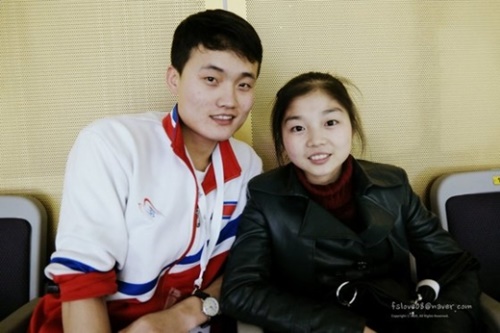 北朝鮮のフィギュアスケートペアのキム・ジュシク（左）－リョム・テオク組（写真＝ＩＲＵＥツイッター）