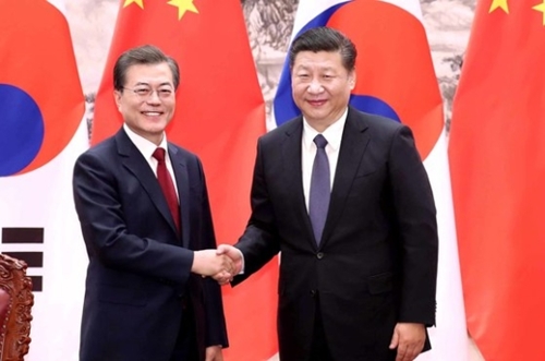 文在寅大統領が１４日午後、中国北京人民大会堂で習近平国家主席と首脳会談をした。文大統領は「韓国と中国は運命的なパートナー」とし「両国は共同繁栄の道を共に歩みながら協力していくべき」と述べた。両国首脳がＭＯＵ協定署名式を終えた後、握手している。