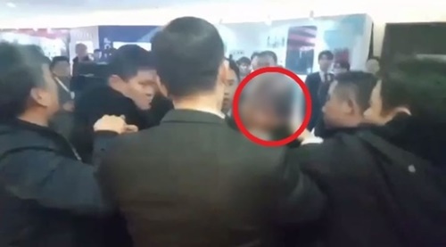 中国で取材中に暴行された記者（赤い丸）。（写真＝中央フォト）
