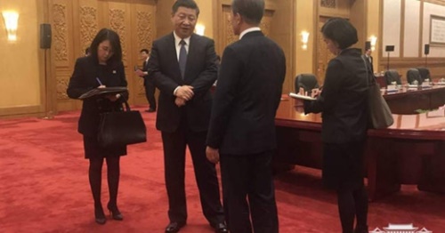 １４日午後、文在寅大統領と習近平国家主席が北京人民大会堂で開かれた公式歓迎式と国賓晩餐で対話を交わしている。（写真＝青瓦台）