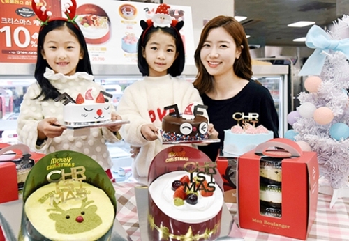 韓国大手流通チェーン「ホームプラス」内のベーカリー「ｍｏｎ　ｂｏｕｌａｎｇｅｒ」は、全国１４２店舗でクリスマスケーキを販売すると１８日、明らかにした。この日、モデルが江西店でクリスマスケーキのお披露目をしている。（写真提供＝ホームプラス）