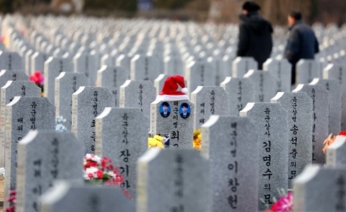 １９日、国立大田顕忠院の故海軍二等兵の墓碑にサンタの帽子が被せられている。