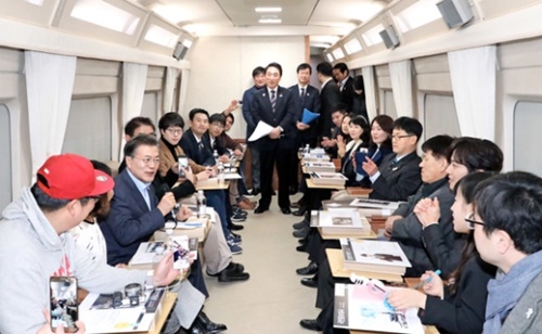 文在寅大統領が１９日、ソウル駅で大統領専用列車である「トレイン１」に乗って２２日に開通するＫＴＸ京江線（ソウル～江陵）区間を往復した。文大統領が列車で「ハロー平昌」イベントの当選者たちと話している。文大統領は「（皆さんは）大統領と共に搭乗した１号乗客だが、すごいではないか」と話した。（写真＝青瓦台写真記者団）