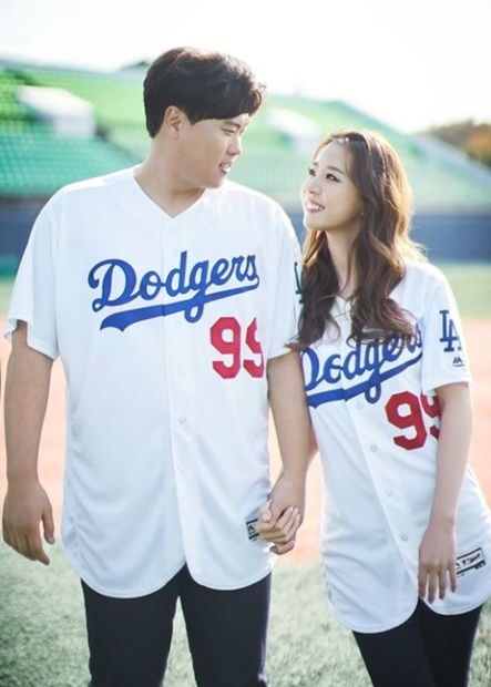 来年１月５日に結婚する野球選手の柳賢振とアナウンサーのペ・ジヒョン。