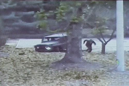 先月２２日に公開された北朝鮮軍亡命状況の監視カメラ映像。亡命兵士が車を捨て南側に走っている。