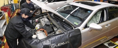 日本の高級車ブランド「レクサス」が「２０１７下半期韓経輸入車サービス指数（ＫＩＣＳＩ）評価」で３回連続１位を占めた。２８日、ソウル瑞草洞（ソチョドン）レクサス・サービスセンターで整備技師が車両を修理している。