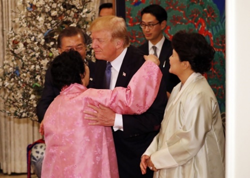 昨年１１月７日午後、青瓦台迎賓館で開かれた国賓晩さん会で文大統領とトランプ大統領が李容洙さんと挨拶をしている。