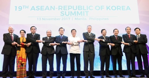 文在寅（ムン・ジェイン）大統領（左から５人目）が昨年１１月１３日、フィリピンで開催された第１９回韓国－ＡＳＥＡＮ首脳会議で各国首脳と記念撮影をしている。（中央フォト）
