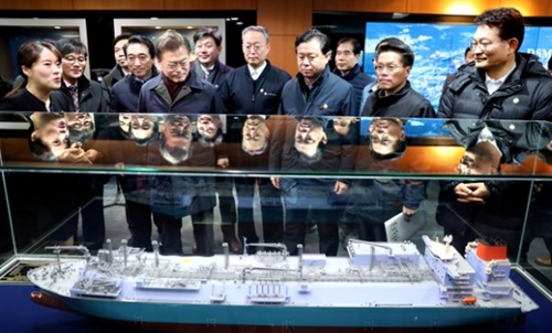 ３日、慶尚南道巨済の大宇造船海洋玉浦造船所の砕氷ＬＮＧ（液化天然ガス）運搬船建造現場を訪れた文在寅（ムン・ジェイン）大統領（左から５人目）。