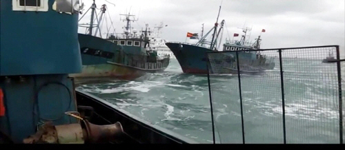 拿捕された漁船を奪い返すために突進する中国漁船（写真＝西海地方海洋警察庁提供）