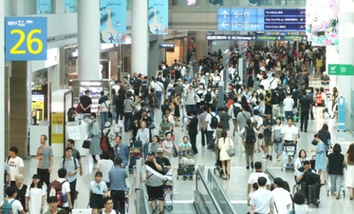 韓国人の海外旅行増加などで昨年１１月サービス収支が３２億７０００万ドルの赤字を記録した。写真は昨年７月の仁川国際空港旅客ターミナルの様子。（写真＝中央フォト）