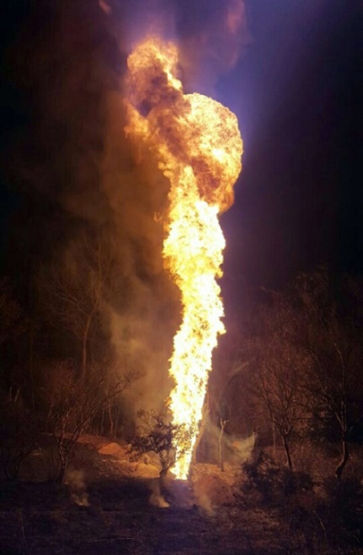 ７日午前、全北完州郡鳳東邑長久里の湖南高速道路近くの送油管が爆発して火柱が立っている。（写真＝全北消防本部）