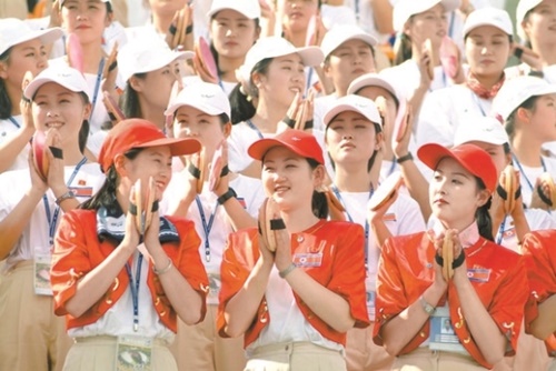 ２００３年大邸夏季ユニバーシアード大会競技場に登場した北朝鮮応援団（中央フォト）