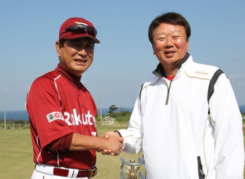 宣銅烈（ソン・ドンヨル）韓国野球代表監督（５５、右）、恩師の星野仙一楽天ゴールデンイーグルス副会長（左）。