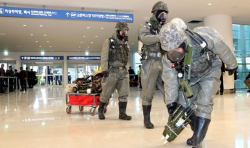 ９日、仁川国際空港第２旅客ターミナルで生物テロを想定した「仁川国際空港　対テロ総合訓練」が実施された。第３警備団隊員が汚染物質の探知作業を進めている。