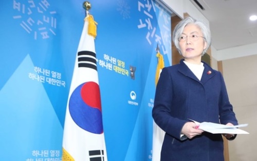 康京和（カン・ギョンファ）外交部長官が９日、ソウル都染洞の外交部庁舎で韓日慰安婦合意処理方向に関する政府の立場発表をした後、記者室を出ている。