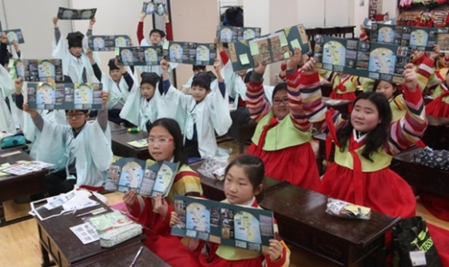 １１日、釜山東莱区にある忠烈祠安楽書院で、韓服を着た児童が伝統文化体験教室に参加し、壬辰倭乱（文禄・慶長の役）などをまとめた「私だけの歴史の本」を製作した。児童が歴史の本を広げて取材陣に見せている。