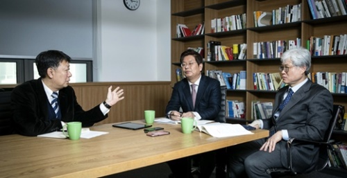 ナム・ジョンホ中央日報論説委員、陳昌洙（チン・チャンス）世宗研究所所長、呉泰奎（オ・テギュ）前慰安婦検証ＴＦ委員長（左から）が１１日、中央日報本社で対談している。