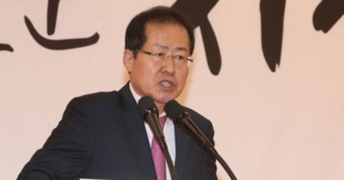 自由韓国党の洪準杓（ホン・ジュンピョ）代表が１５日、釜山ＢＥＸＣＯコンベンションホールで開かれた自由韓国党釜山市党の新年あいさつ会で演説している。