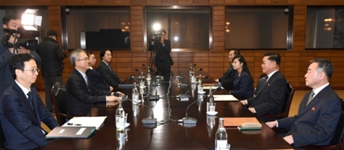 １５日、平昌冬季五輪をきっかけに北朝鮮芸術団を派遣するために実務協議中の南北代表団。（統一部提供）