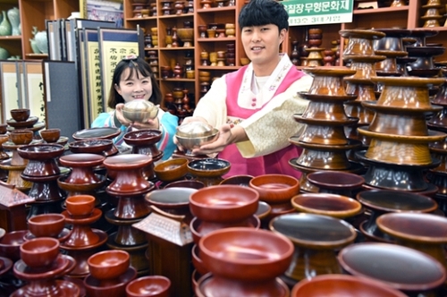 来月中旬の韓国名節ソルラル（旧正月）を控え、ソウル瑞草区の農協流通伝統工芸品専門店では、来月１５日まで無形文化財職人による祭器・真鍮製器・屏風などが販売される。（写真提供＝農協流通）