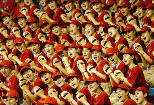 北朝鮮応援団が２００３年大邱夏季ユニバーシアード大会で組織的な応援を繰り広げている。