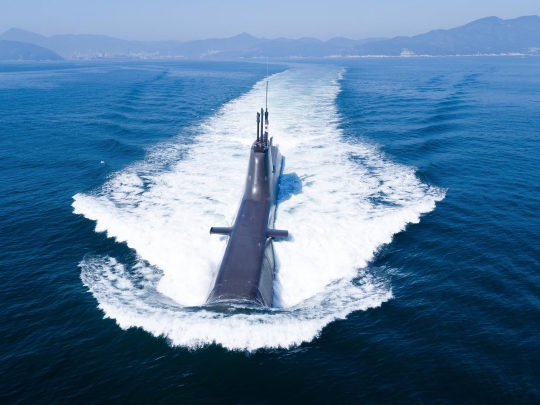 張保皐－ＩＩ級潜水艦が水を書き分けながら航行している。（写真＝防衛事業庁）