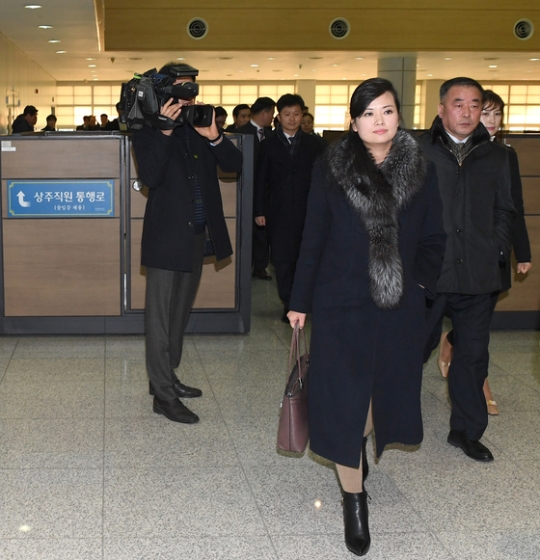 玄松月団長率いる北朝鮮芸術団事前点検団７人が２１日にソウル駅に到着した。（写真＝統一部）