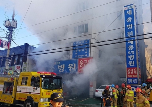 ２６日午前７時３０分ごろ、慶尚南道密陽のセジョン病院救急室で火災が発生した。消防隊員が消火作業をしている。６階建ての病院で約１００人の患者が入院していた。（写真＝慶南地方警察庁）