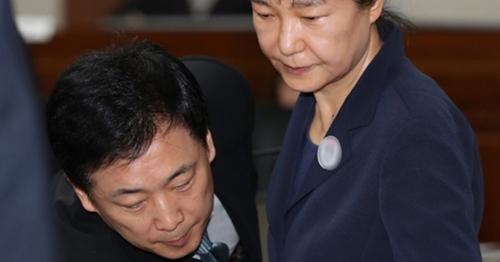 朴槿恵前大統領と柳栄夏弁護士（左）。（写真＝中央フォト）