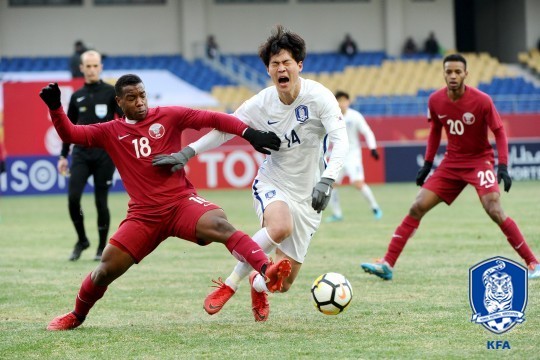 ２６日、Ｕ－２３アジア選手権３位決定戦で韓国のキム・ゴンヒがカタール選手のタックルを受けている。（写真＝大韓サッカー協会）