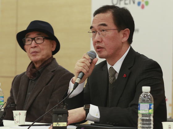 趙明均（チョ・ミョンギュン）統一部長官が「韓半島戦略対話」で対北朝鮮政策を説明している。左側は詩人の高銀（コ・ウン）氏。