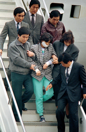 １９８７年の大韓航空機爆破テロ事件後、金賢姫容疑者が逮捕された当時の写真（中央フォト）　