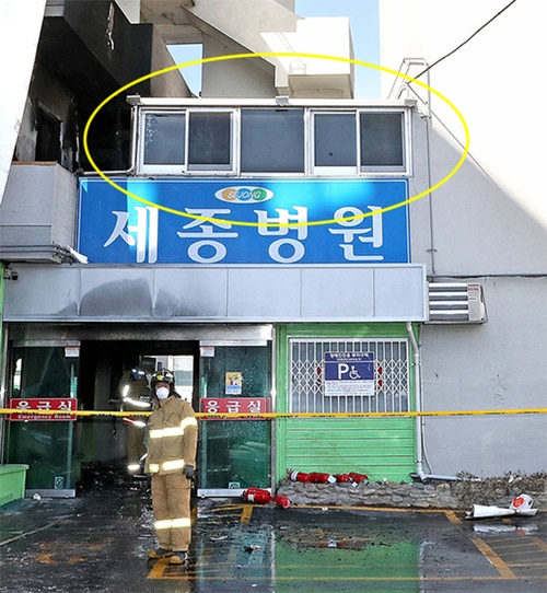 今月２６日、慶尚南道密陽の世宗病院と世宗療養病院をつなぐ通路の上に、火災当時に煙の通路になった雨よけ設備（黄色の丸で囲んだ部分）が見える。