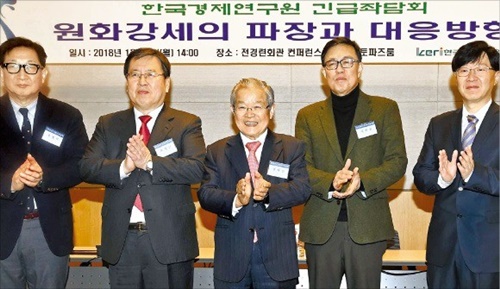 韓国経済研究院が２９日にソウルの全経連会館で「ウォン高の影響と対応方向」に対する緊急座談会を開いた。左から延世大学のキム・ジョンシク教授、韓国金融ＩＣＴ融合学会のオ・ジョングン会長、韓国経済研究院のクォン・テシン院長、京畿大学のチェ・ヒユル教授、ソウル大学のキム・ソヨン教授。