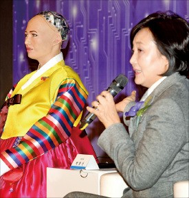 朴映宣議員（右）が人工知能ロボットのソフィアと対話している。