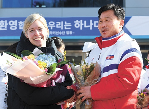 ２５日、鎮川（ジンチョン）選手村で開かれた北朝鮮選手団歓迎式で笑顔を見せるマリー監督（左）と北朝鮮のパク・チョルホ・コーチ。（共同取材団）
