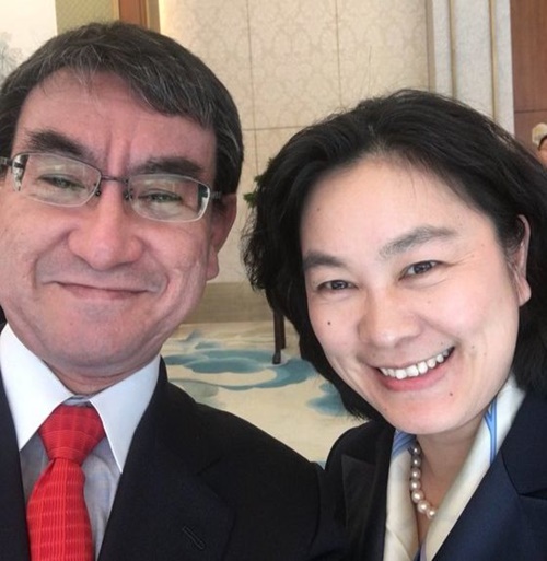 日本の河野太郎首相が先月２７日～２８日の訪中期間中に中国外交部の華春瑩報道官と撮影した写真を自身のツイッターに公開した。（写真＝河野太郎外相のツイッターのキャプチャー）