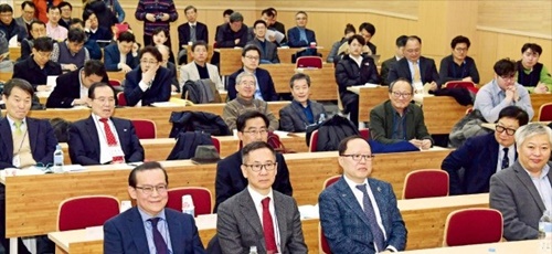 韓国経済学会が主管した「２０１８経済学共同学術大会」が１日、春川・江原大学で開かれた。ク・ジョンモ韓国経済学会長（江原大学経済学科教授・前列左）、キム・ギョンス次期韓国経済学会長（成均館大学経済学部教授・左から２人目）等、参席者が発表を聞いている。
