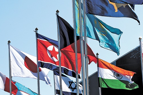 平昌選手村の国旗広場に掲げられた北朝鮮の共和国旗。国家的なドーピング波紋でＩＯＣから制裁を受けたロシア国旗は五輪旗に代替した。